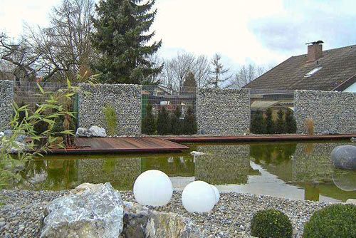 Gartenanlage mit Teich und Gabionen